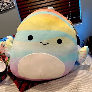 I’m selling a really cute fish Squish mellow